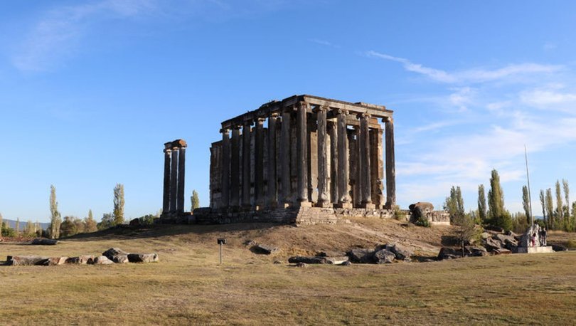 Aizanoi Antik Kenti'ndeki Zeus Tapınağı'nın anıtsal kutsal alan giriş yapısı bulundu