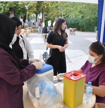 AdÄ±yaman Turizm ve TanÄ±tÄ±m DerneÄi tarafÄ±ndan yeni tip koronavirÃ¼s (Covid-19) aÅÄ±sÄ± yaptÄ±ranlara kitap hediye edildi