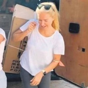 Yardım bölgesinde sırtında koli taşıdı