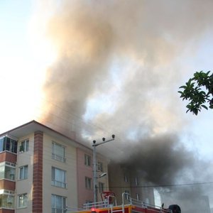 Korkunç! 4 apartmanın çatıları alev alev yandı