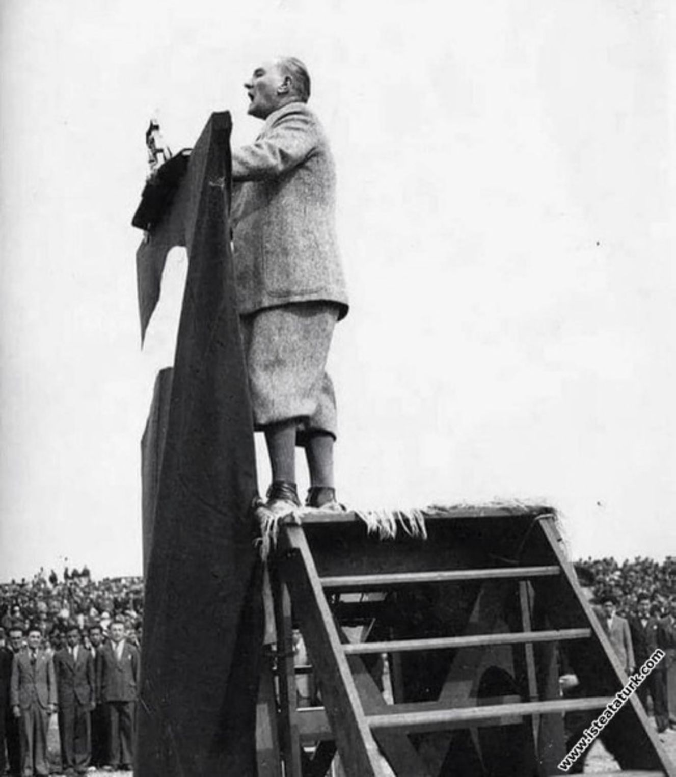 Mustafa Kemal Atatürk, Türk Tayyare Cemiyeti'nin açılış konuşmasında havacılığın önemini ifade etti. 