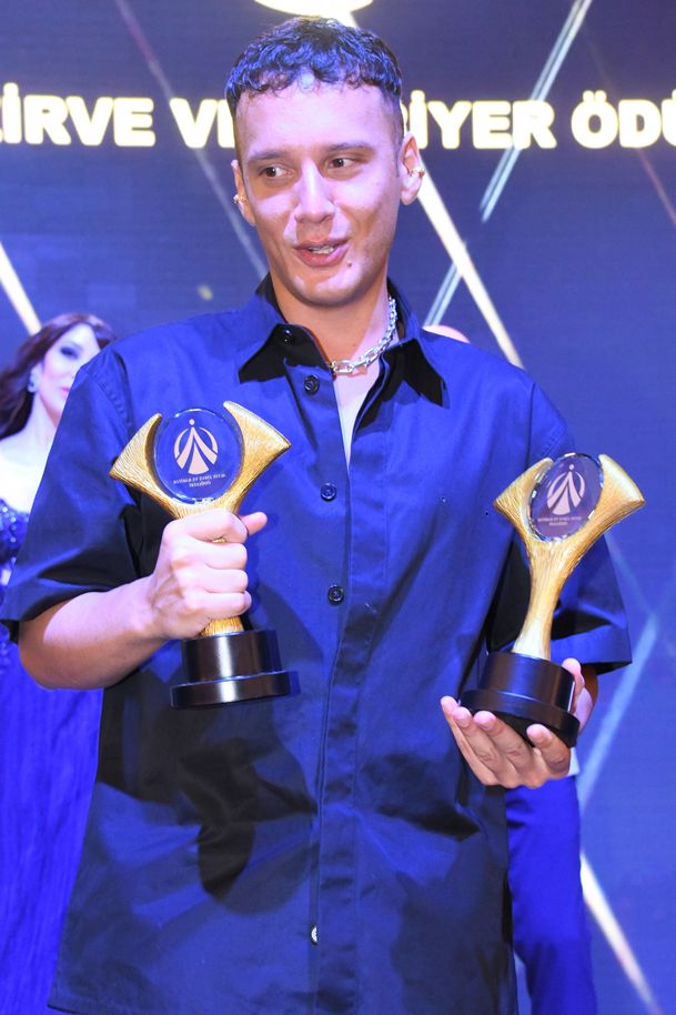 Edis, gecede 'Yılın En İyi Pop Müzik Erkek Sanatçısı' ödülünü aldı