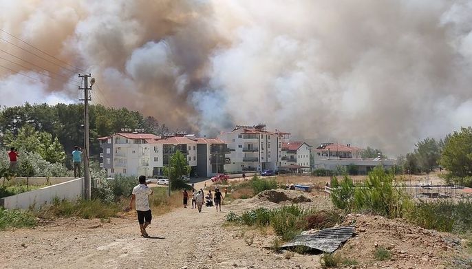 اندلاع حريق مخيف في أنطاليا