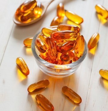 Vitamin ve gıda takviyeleri kullanımı, sağlıklı yaşam, hastalıklardan korunma veya enerji kazanmak gibi gerekçelerle günümüzde giderek artıyor. Kişinin yeterli ve dengeli beslenmesi durumunda vücudunda vitamin eksikliği olmayacağını söyleyen Farmasötik Toksikoloji Anabilim Dalı Başkanı Prof. Dr. Ahmet Aydın, vitaminler gıda takviyeleri ilgili önemli bilgiler verdi