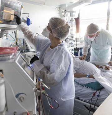 Ankara Şehir Hastanesi Acil Tıp Kliniği Eğitim Sorumlusu Prof. Dr. Hakan Oğuztürk, Covid-19 nedeniyle hastaneye başvuran genç hastaların oranının yaşlılara göre daha fazla olduğunu söyledi
