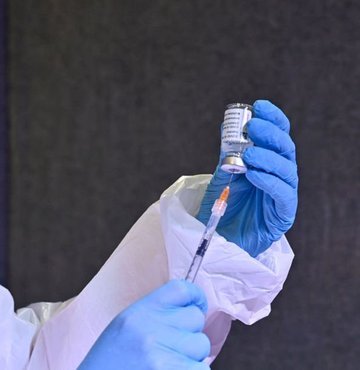 Sağlık Bakanlığı Koronavirüs Bilim Kurulu Üyesi Prof. Dr. Nurettin Yiyit, "İki doz Sinovac aşılı yoğun bakım hastalarımız artıyor. Delta varyantına karşı mRNA veya inaktif farketmez, mutlaka üçüncü doz aşılarını olmaları gerekiyor. Sonbahar mevsimi onların kötü haberlerini duyacağımız mevsime dönmesin" dedi