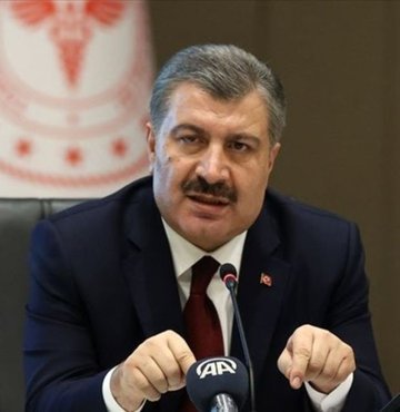 Koronavirüs salgınında vaka sayıları yeniden 20 binler üzerine çıktı. Milyonlarca vatandaşımızı endişelendiren konuya ilişkin son durum ise bu akşam belli olmak üzere. Konuyla ilgili resmi açıklama Sağlık Bakanı Koca