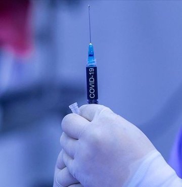 ABD yönetimi, yeni tip koronavirüs (Kovid-19) aşılarının üçüncü dozunu uygulamaya 20 Eylül’den itibaren başlayacaklarını açıkladı.

