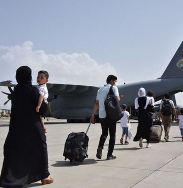 Afganistan’da ülkeden ayrılmak için Kabil Havalimanı’na akın eden yüzlerce kişiye ses bombası ile müdahale edildi