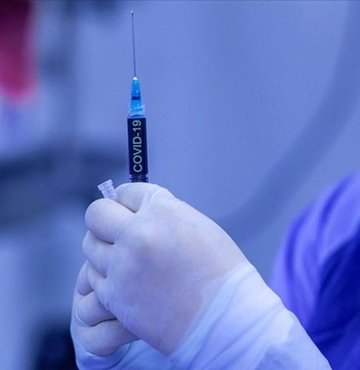 Koronavirüs aşılamada 3. doz aşı randevuları başladığından beri en çok merak edilen konulardan biri de aşı türleri oldu. Bilim Kurulu toplantısının ardından açıklamalarda bulunan Sağlık Bakanı Fahrettin Koca 2 doz inaktif aşı olan vatandaşlar için 3. doz aşının gerekli olduğunu söyledi. Peki, İnaktif aşı nedir? mRNA aşısı nedir? İnaktif Covid-19 aşısı kaç doz uygulanacak?