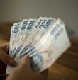 işçilere aylık ödenen paranın asgari ücretin 7.5 katına kadar olan kısmından sosyal güvenlik primi kesintisi yapılır, aşan tutardan kesinti yapılmaz. Peki, işten ayrılırken topluca ödenen kullanılmayan yıllık izin ücretleri, ihbar tazminatı, kıdem tazminatı gibi ödemelerden prim kesilir mi? Ücret dışındaki hangi ödemelerden prim kesintisi yapılır? Habertürk’ten Ahmet Kıvanç, mevzuatta yapılan son değişiklikler çerçevesinde çalışanlardan yapılan prim kesintilerini yazdı