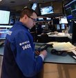 Küresel piyasalarda, ABD Merkez Bankasının (Fed) son toplantısına ait tutanakların varlık alımlarının azaltılmasına bu yıl içinde başlanabileceği olasılığını artırmasının ardından satış ağırlıklı bir seyir izlenirken, bugün yurt içi ve yurt dışında yoğun veri gündemi takip edilecek