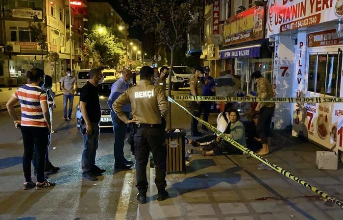 Olay yerinde sinir krizleri geçiren Afgan kadının yakınlarına sağlık ekipleri müdahale etti.