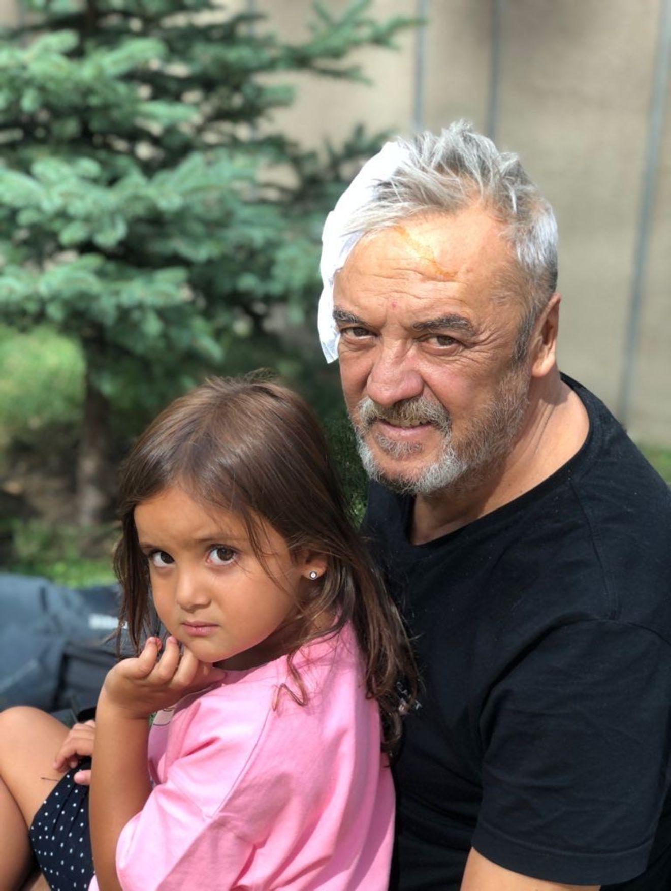 Mesut Akusta, taburcu olduktan sonra kızı Berfin Cano ile hasret giderdi.