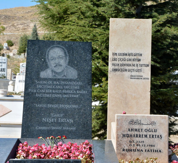 Ertaş'ın kabristanı Kırşehir'deki Bağbaşı Mezarlığı'nda bulunuyor.