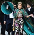 Bir dönem birlikte olduğu Oscar ödüllü oyuncu Ben Affleck ile 17 yıl sonra yeniden aşk yaşamaya başlayan şarkıcı Jennifer Lopez, önceki gün Venedik