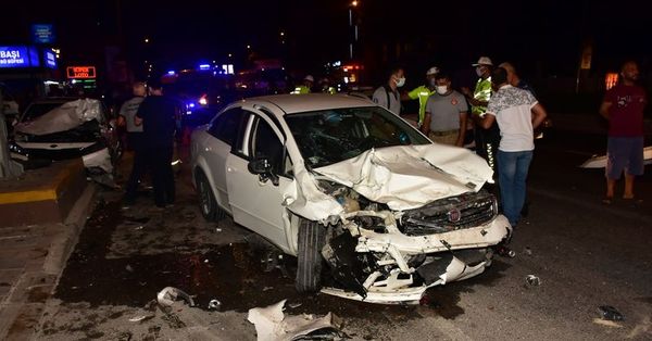 izmir de dort aracin karistigi trafik kazasinda 5 kisi yaralandi son dakika haberleri