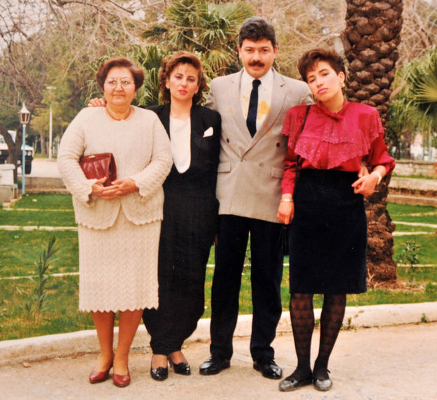 Şarkıcı Burcu Güneş (sağ başta), 2002 yılında ölen babası Ali Güneş (sağdan ikinci), Burcu Güneş'in üvey annesi Nuray Güneş (soldan ikinci)