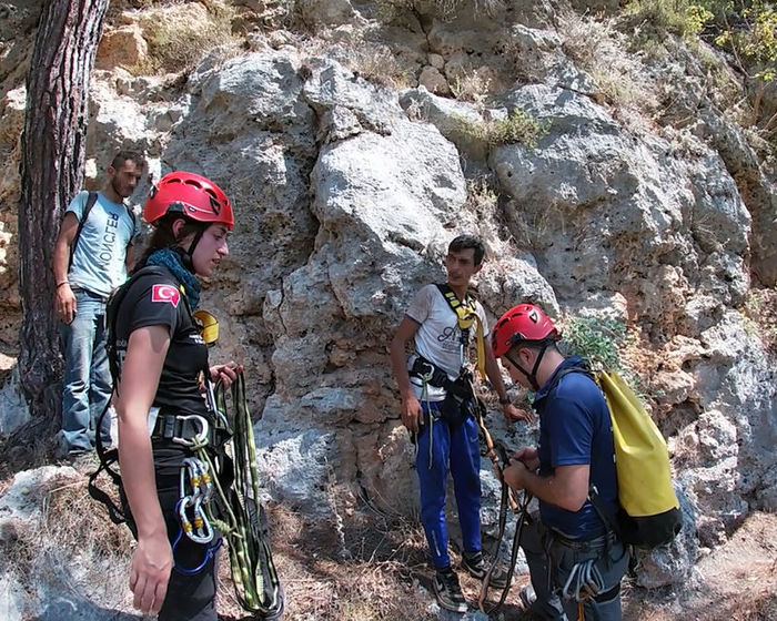 Definecileri kurtarma operasyonuna dağcılar da katıldı.