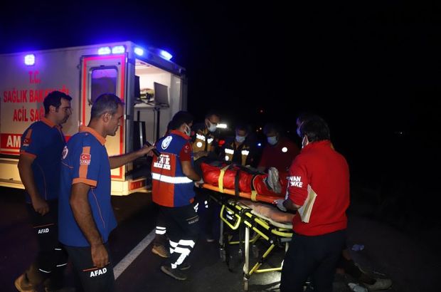 Kaçak göçmenleri taşıyan minibüs takla attı: 1 ölü, 16 yaralı