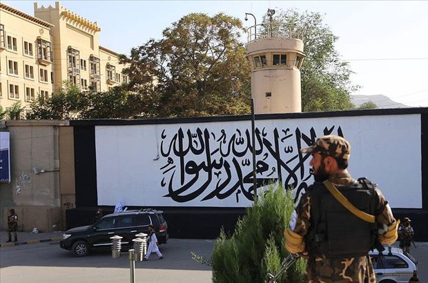 ABD büyükelçiliğinin duvarına Taliban bayrağı çizildi