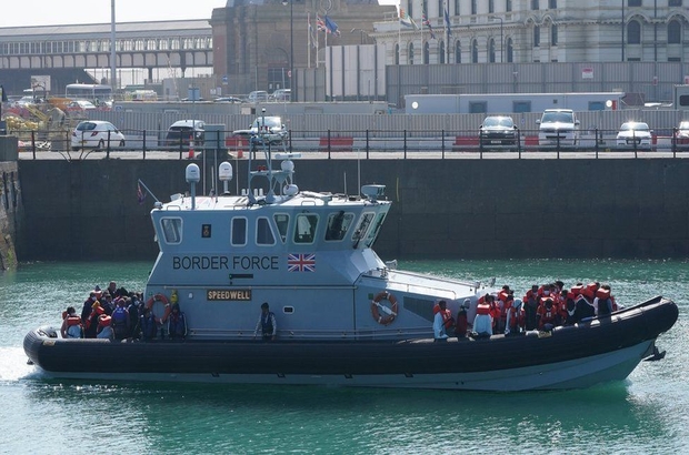 İngiltere ile Fransa arasında Manş Denizi'ndeki göçmen tekneleri tartışması tırmanıyor