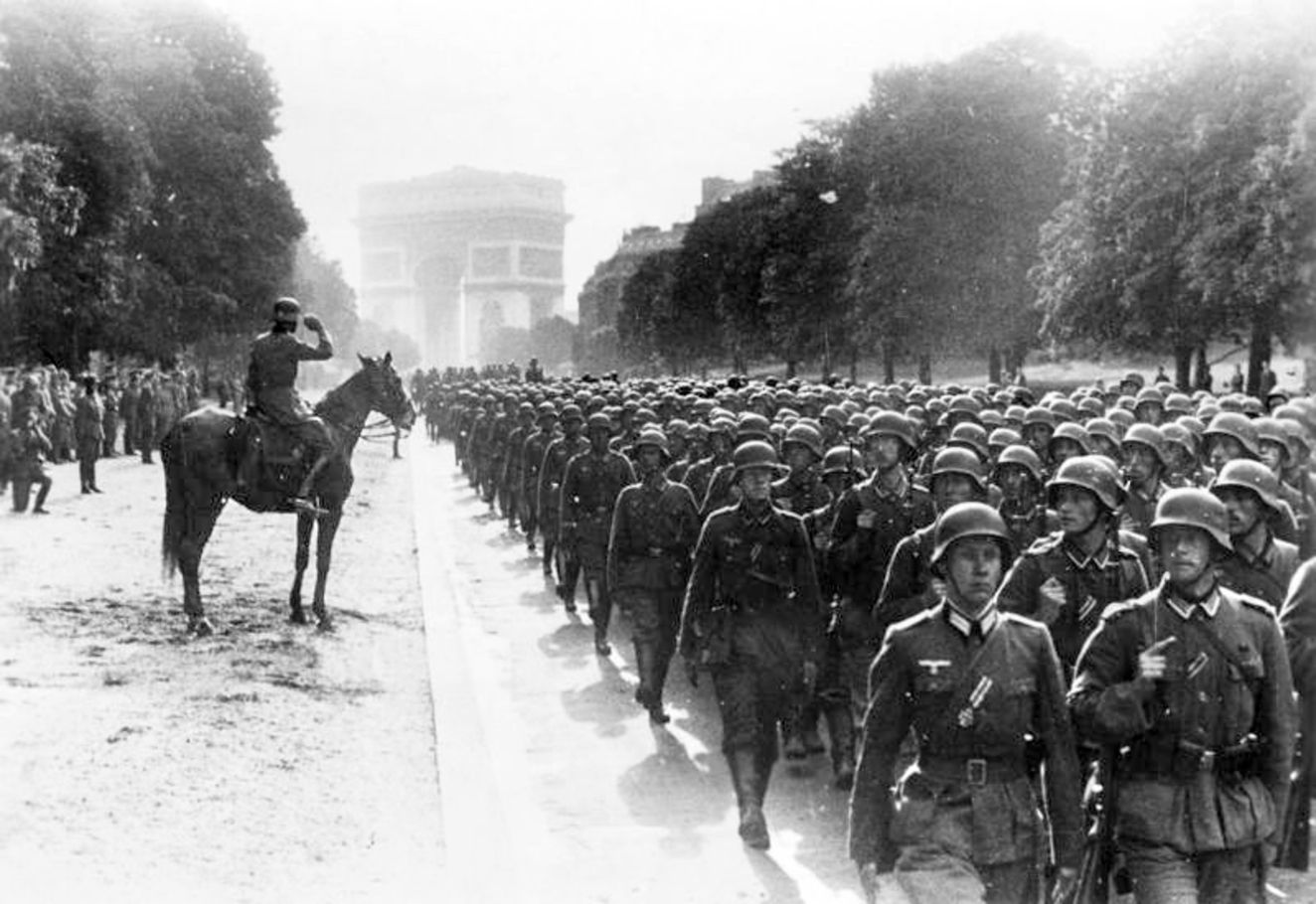 Naziler, Paris'i işgal ettiklerinde Champ Elyess'te gösteri yürüyüşü yaptı.