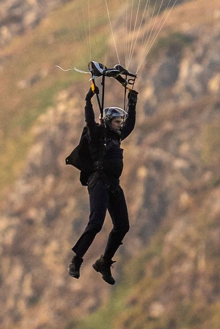 Tom Cruise Mission: Impossible 7 çekimlerinde yürekleri ağza getirdi! Dört kez paraşütle helikopterden atladı! - Magazin haberleri