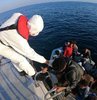 Aydın’ın Didim ilçesinde lastik botla denizde sürüklenen 27 kaçak göçmen, Sahil Güvenlik Komutanlığı ekipleri tarafından kurtarıldı. 

