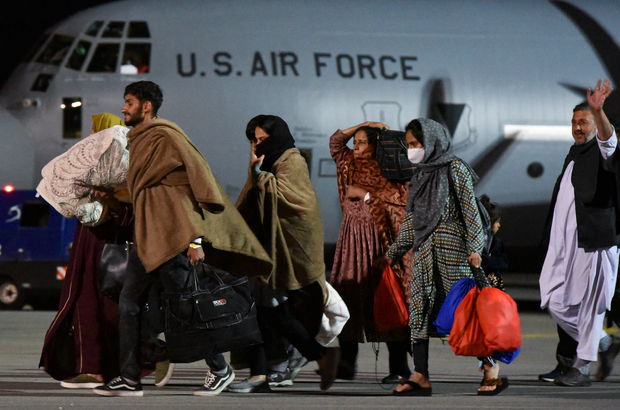 Afgan mültecileri ABD'ye getiren uçuşlar durduruldu