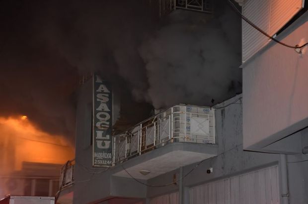 İzmir'de mobilya atölyesinde korkutan yangın