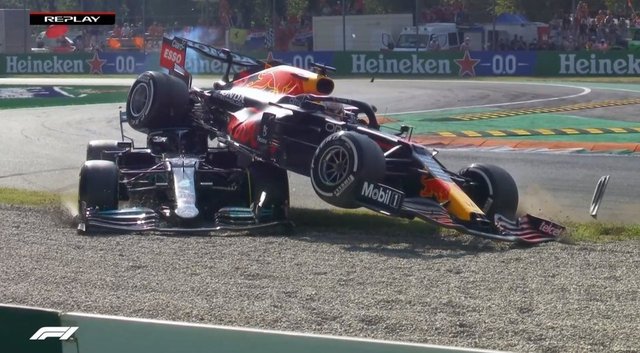 Formula 1'de büyük kaza: Verstappen, Hamilton'a çarptı