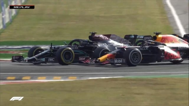 Formula 1'de büyük kaza: Verstappen, Hamilton'a çarptı