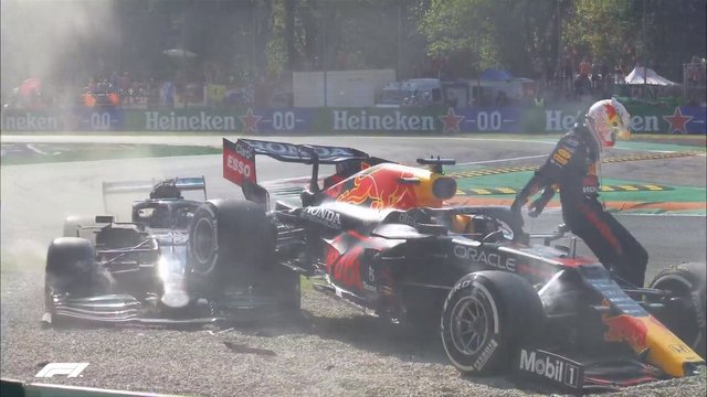 Formula 1'de büyük kaza: Verstappen, Hamilton'a çarptı