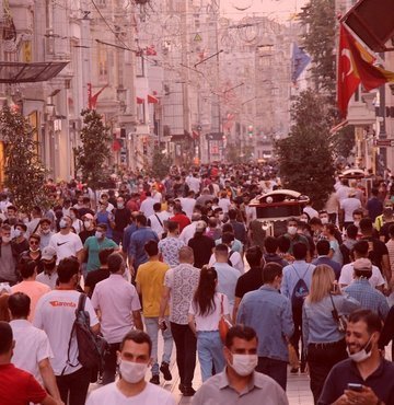 Koronavirüs Bilim Kurulu üyesi Prof. Dr. Alper Şener, iki yıldır rastlanmayan grip belirtilerine ilk kez bu sene rastladıklarını belirtip, "Grip benzeri solunum yolu enfeksiyonu olgularını görmeye başladıkça, bunun olumlu olduğunu algılıyorum. Covid-19 mevsimsel sirkülasyona dönmeye başlarsa salgının kontrol altına alınması mümkün hale gelir" dedi