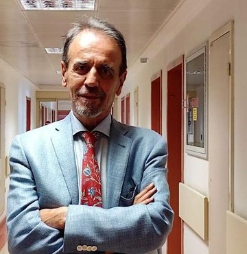 Enfeksiyon Hastalıkları Derneği Başkanı Prof. Dr. Mehmet Ceyhan, aşı karşıtlarına tepki göstererek, “Karşıtların içinde bir tane bilim insanı yok, aşıyla ilgisi olmayan doktorların çoğu ürün pazarlıyor, istekleri önemsenmek ve şöhret olmak” dedi