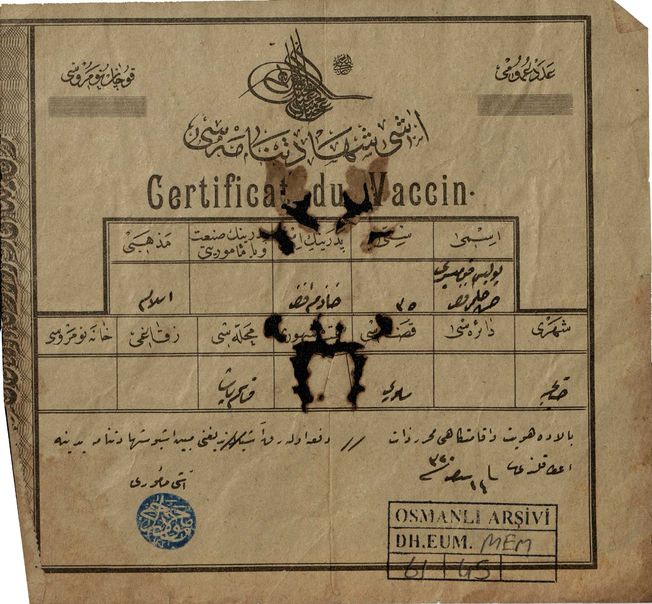 Eski aşı kartlarına örnek: Çatalca Polis Komiseri Hasan Hilmi Efendi’nin 23 Mayıs 1902 tarihli aşı şehadetnamesi (Osmanlı Arşivi, DH.EUM.MEM/61-45).