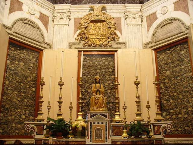 Gedik Ahmed Paşa’nın askerleri tarafından öldürüldüğüne inanılanlara ait olan 278 adet kurukafa ile binlerce kemik, Otranto’daki katedralde böyle teşhir ediliyor.