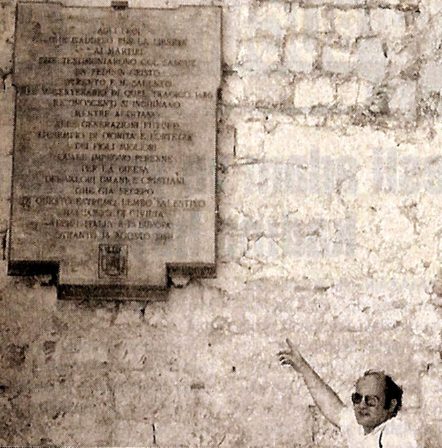Rahmetli gazeteci Cihan Akerson, 1980’lerin başında Otranto Kalesi’ndeki “Otranto Şehidleri”ni anlatan kitabenin önünde.