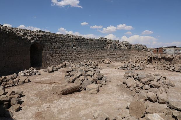 Diyarbakır Surları'nda mancınık kaidesi bulundu