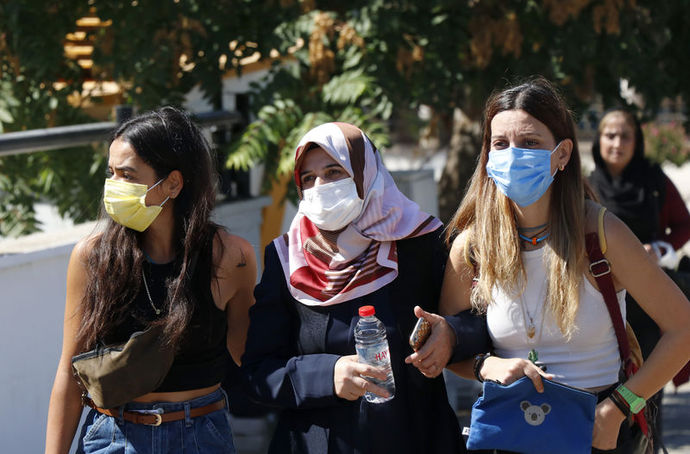 Kadın Cinayetlerini Durduracağız Platformu ve bazı kadın dernekleri de adliye önünde Pınar Gültekin'in fotoğrafları ile kadın cinayetlerini protesto etti. Protestoya, Gültekin'in annesi Şefika Gültekin de (ortada) katıldı.