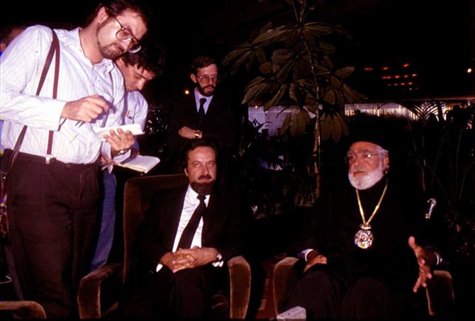 Başpiskopos Yakovos (sağda), Başbakan Turgut Özal’ın izni ile 26 Ağustos 1985’te İstanbul’a gelmiş ve ilk demecini havaalanında bana ve rahmetli Ufuk Güldemir’e vermişti (soldan birinci ve ikinci). Yakovas’ın yanında, Kadıköy Metropoliti Yovakim oturuyor.