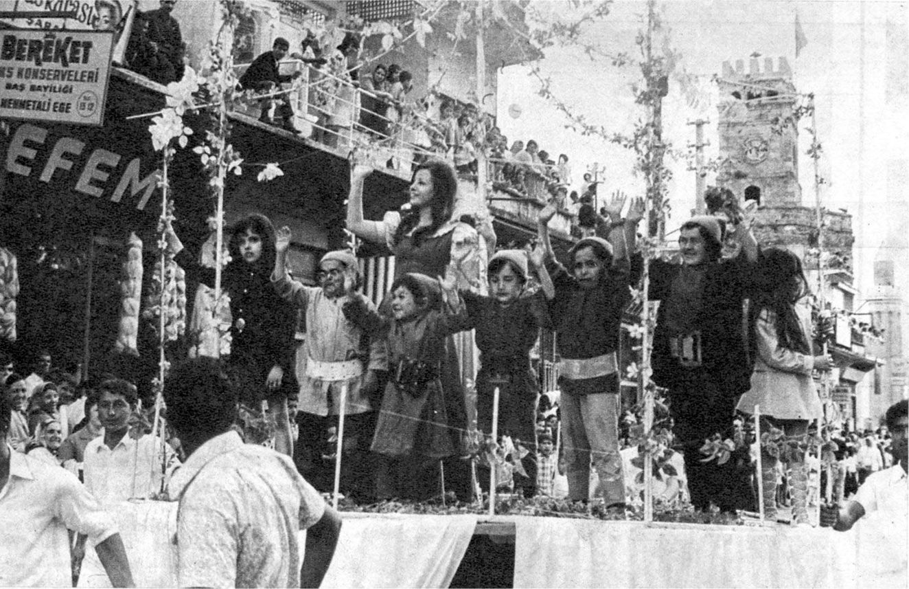 'Pamuk Prenses ve 7 Cüceler'in oyuncuları kortejde halkı selamlıyor (1971)