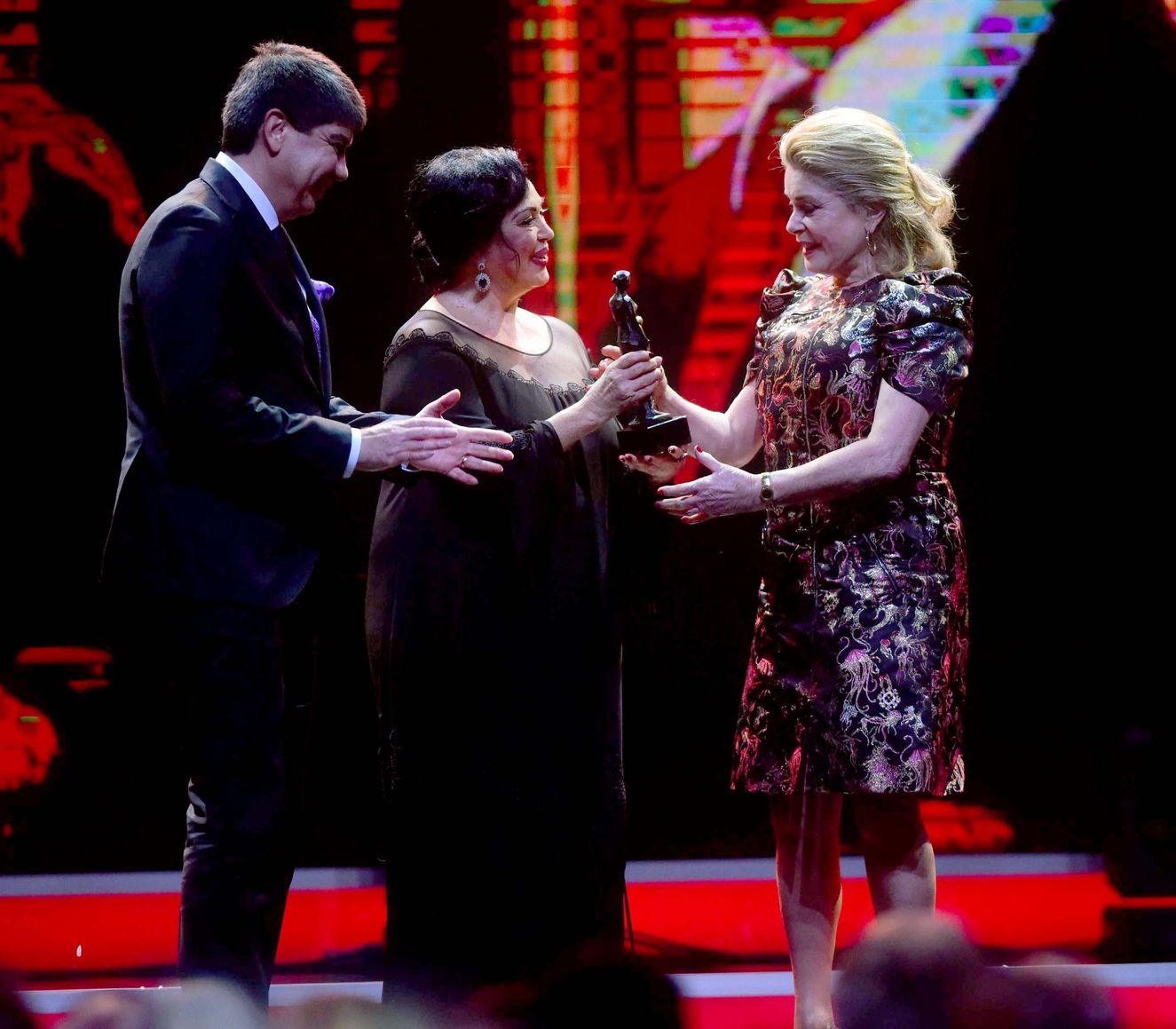 Catherine Deneuve, 'Yaşam Boyu Onur Ödülü'nü 2015'te Türkan Şoray'ın elinden aldı. 