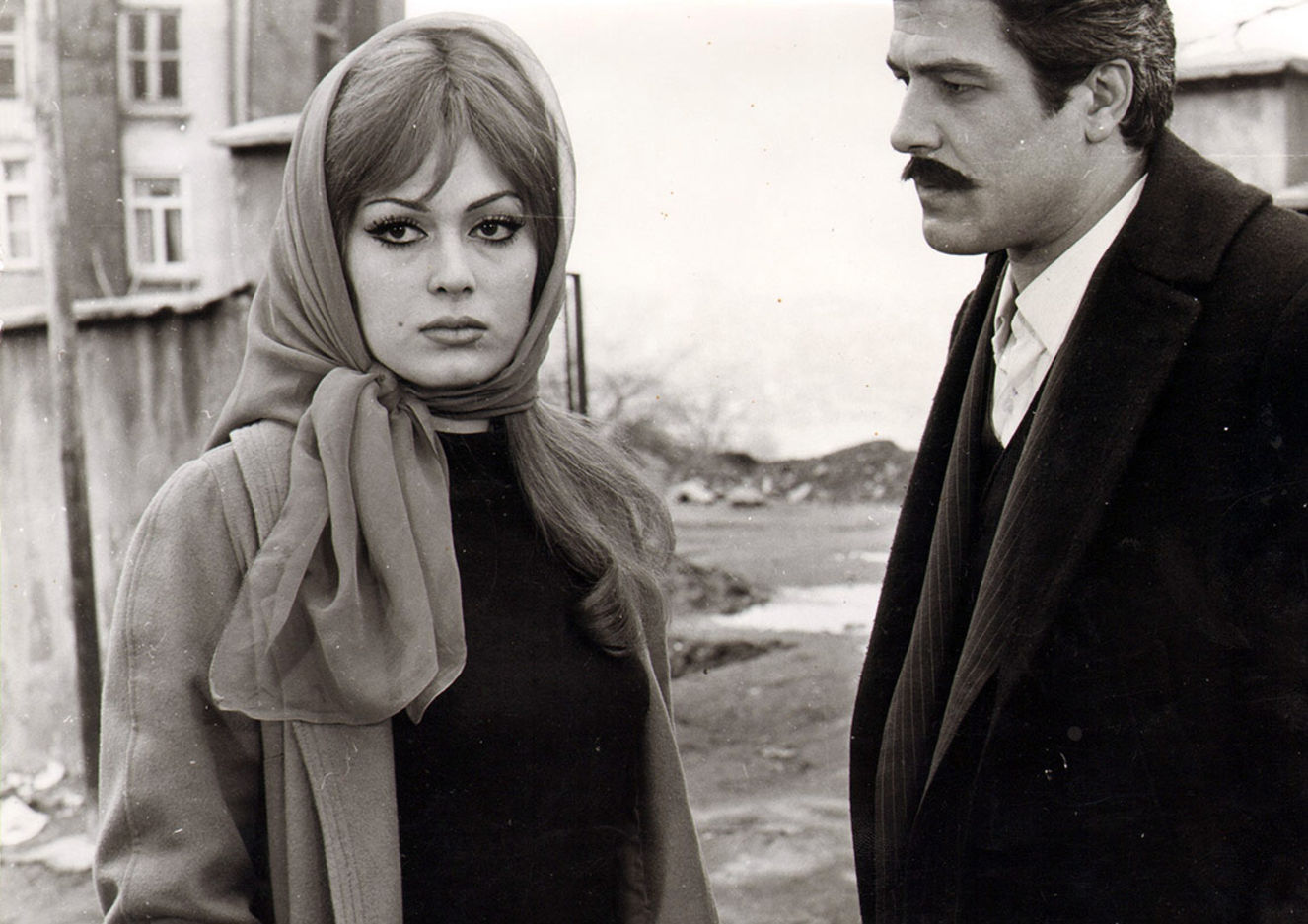 Türkan Şoray'ın 'Altın Portakal' kazandığı filmlerden biri olan 'Vesikalı Yarim'i Lütfi Ömer Akad yönetti. 'Sabiha' rolündeki Şoray'a İzzet Günay eşlik etti. 