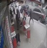 Çağlayan’da bir börekçiye kahvaltılık alıp gelen şahsı, iş yeri sahibi “dışarıdan yiyecek getiremezsin” diyerek göndermek istedi. İddialara göre; iş yeri sahibi uyarıları dikkate almayan şahsı yumruk atarak gönderdi. Bir süre sonra arkadaşlarıyla börekçiye tekrar gelen şahıs olay çıkartınca ortalık karıştı. Sandalye, bıçak, kürek, yumruk ve tekmelerin havada uçuştuğu meydan kavgasında neye uğradığını şaşıran şahıs ve yakınları havaya ateş açarak kaçmak zorunda kaldı. Yaşananlar kameralara yansırken, Çağlayan Polis Merkezi Amirliği ekipleri kaçan saldırganları kıskıvrak yakaladı.