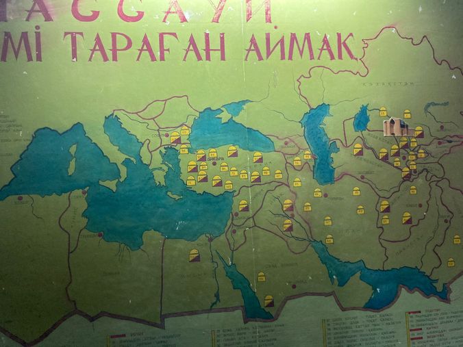 Ahmet Yesevi türbesindeki haritada Türkiye’ye gönderilen Alperen’lerin dağılımı...