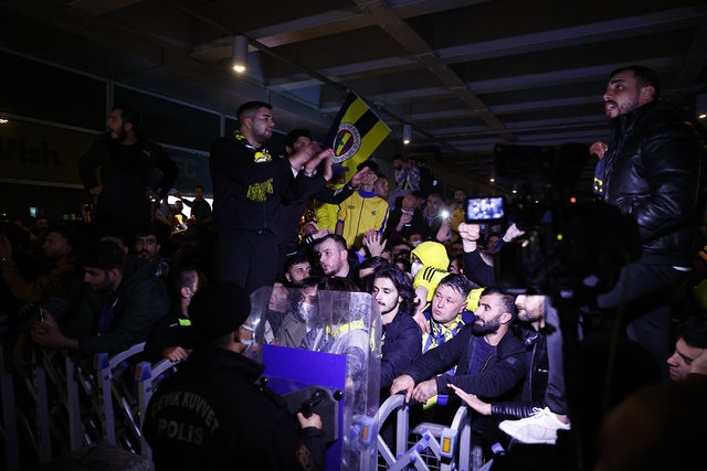 Fenerbahçeli taraftarlar, takımı karşıladı