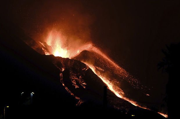La Palma Adası'ndaki volkan bir aydır lav püskürtüyor!