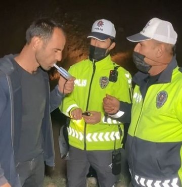Aksaray’da uçurumdan sulama kanalına düşen ve burnu bile kanamadan kurtulan alkollü sürücü polis ekiplerinin alkol kontrolüne itiraz ederken, “Kazada ölmediğime pişmanım” dedi. Kendi alkol testini kendi yapmak isteyen sürücü polisten aldığı alkol metreyle yaptığı testinde 1.69 promil alkollü çıkınca polis ekiplerine bakıp, “Ben alkollüyüm o zaman” dedi. Küfreden sürücü karşısında kadın sağlıkçıyı görünce de, “Kusura bakmayın, ben terbiyesiz bir adamım” diyerek özür diledi.